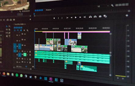 어도비 프리미어 프로를 이용하여 동영상을 편집하는 장면